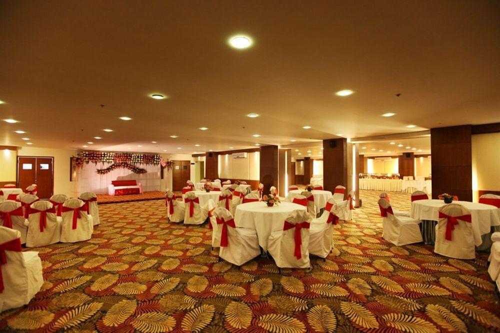 Crossroads Hotel คูร์เคาน์ ภายนอก รูปภาพ
