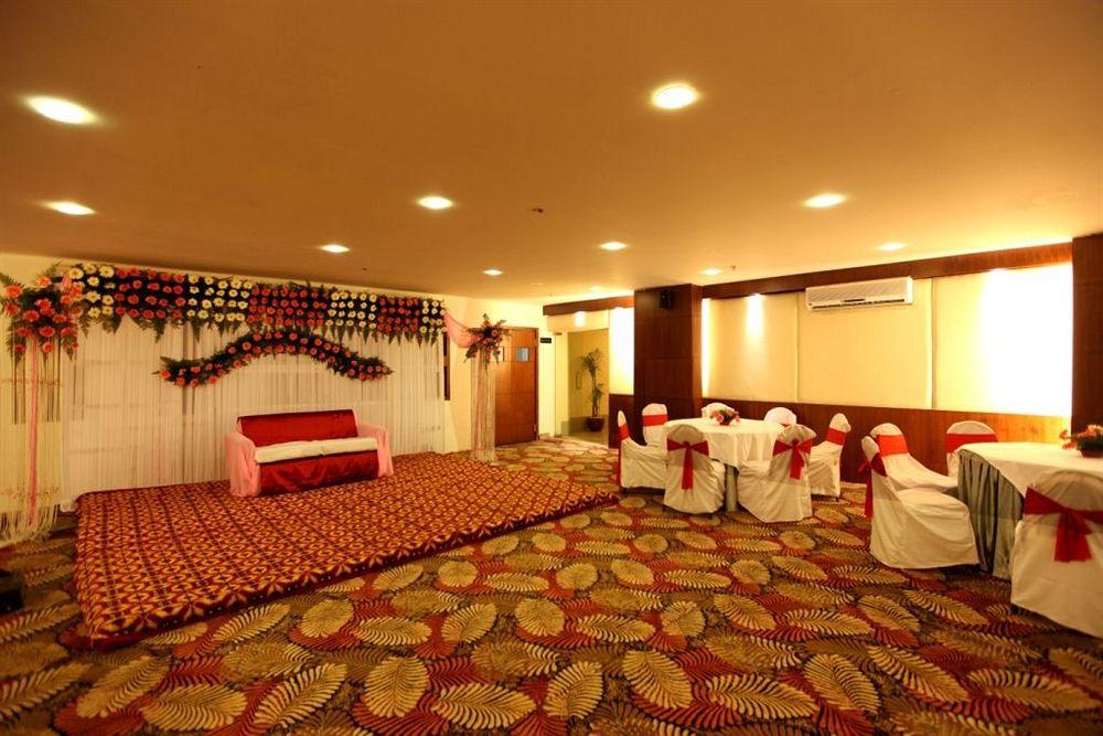 Crossroads Hotel คูร์เคาน์ ภายนอก รูปภาพ