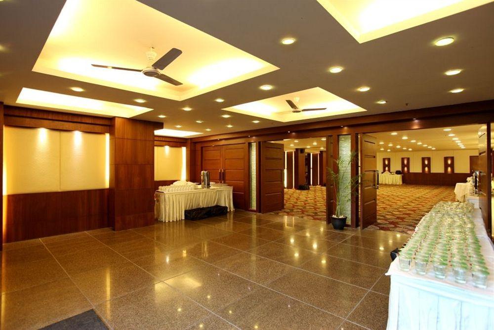 Crossroads Hotel คูร์เคาน์ ภายนอก รูปภาพ