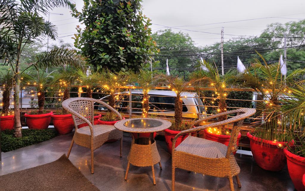 Crossroads Hotel คูร์เคาน์ ภายนอก รูปภาพ