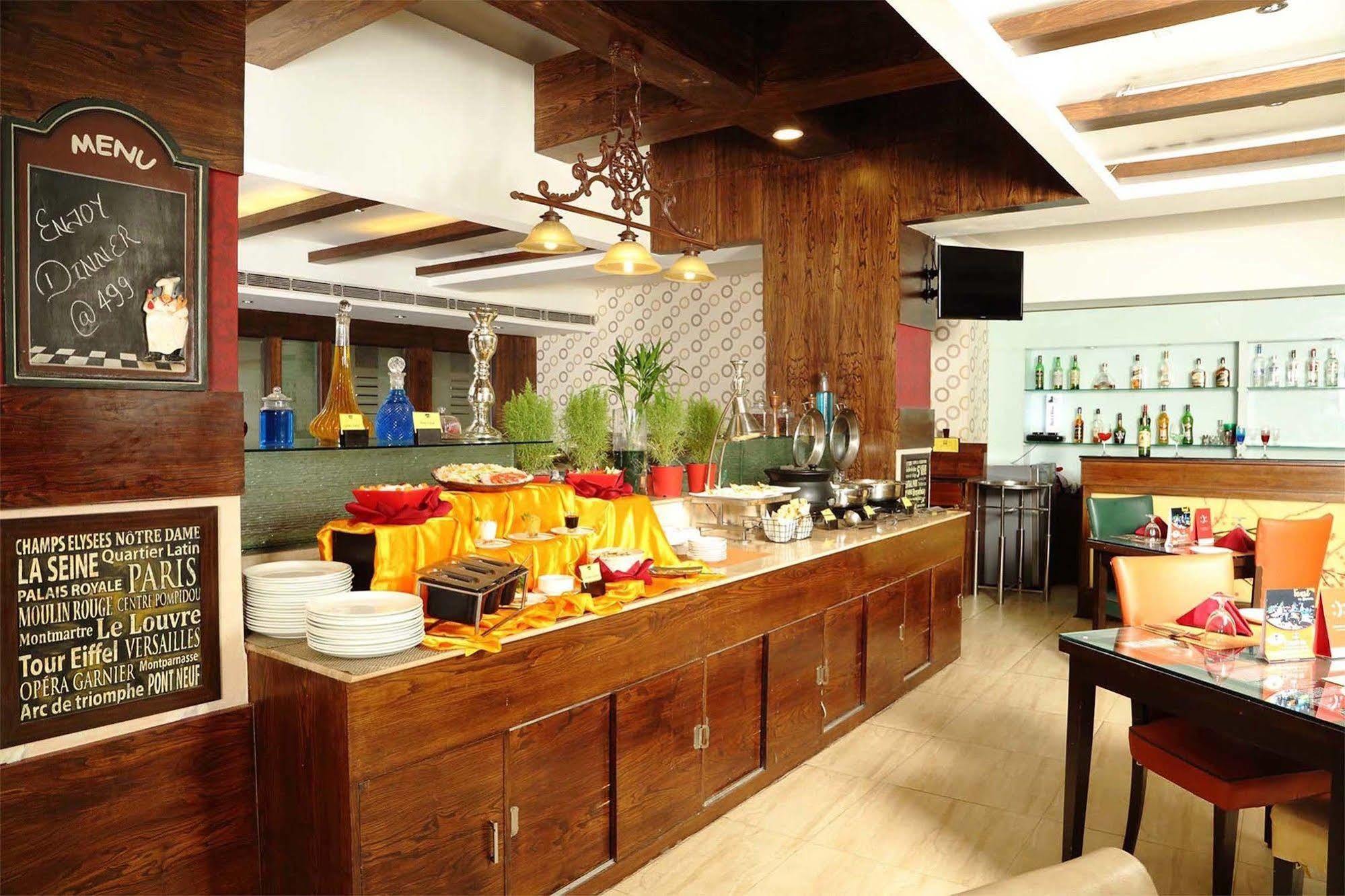 Crossroads Hotel คูร์เคาน์ ภายนอก รูปภาพ