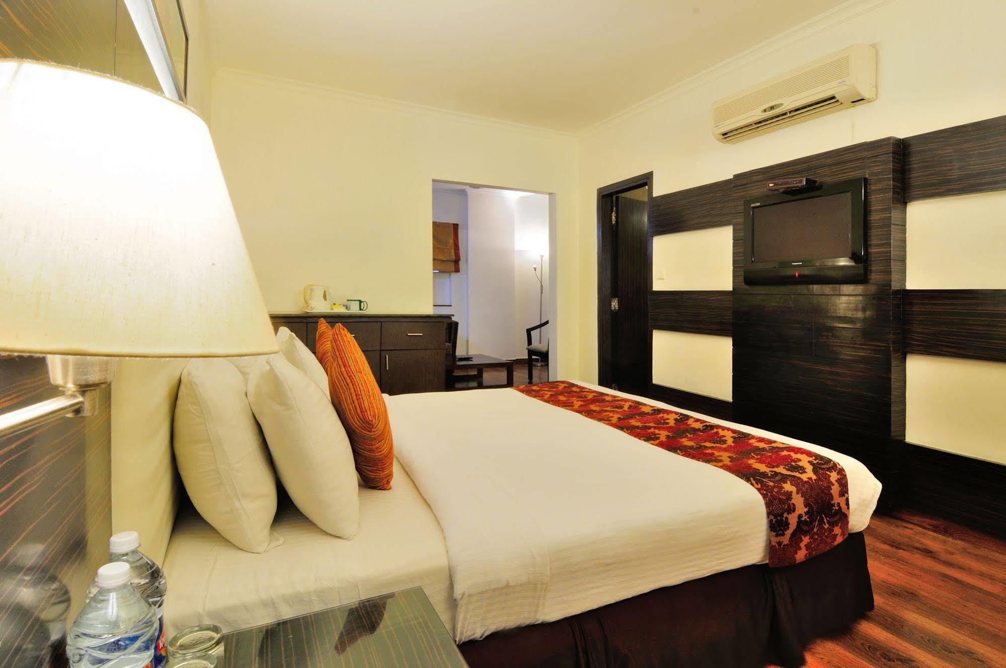 Crossroads Hotel คูร์เคาน์ ภายนอก รูปภาพ