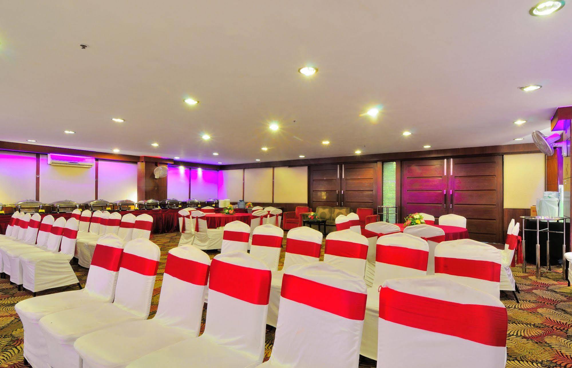 Crossroads Hotel คูร์เคาน์ ภายนอก รูปภาพ