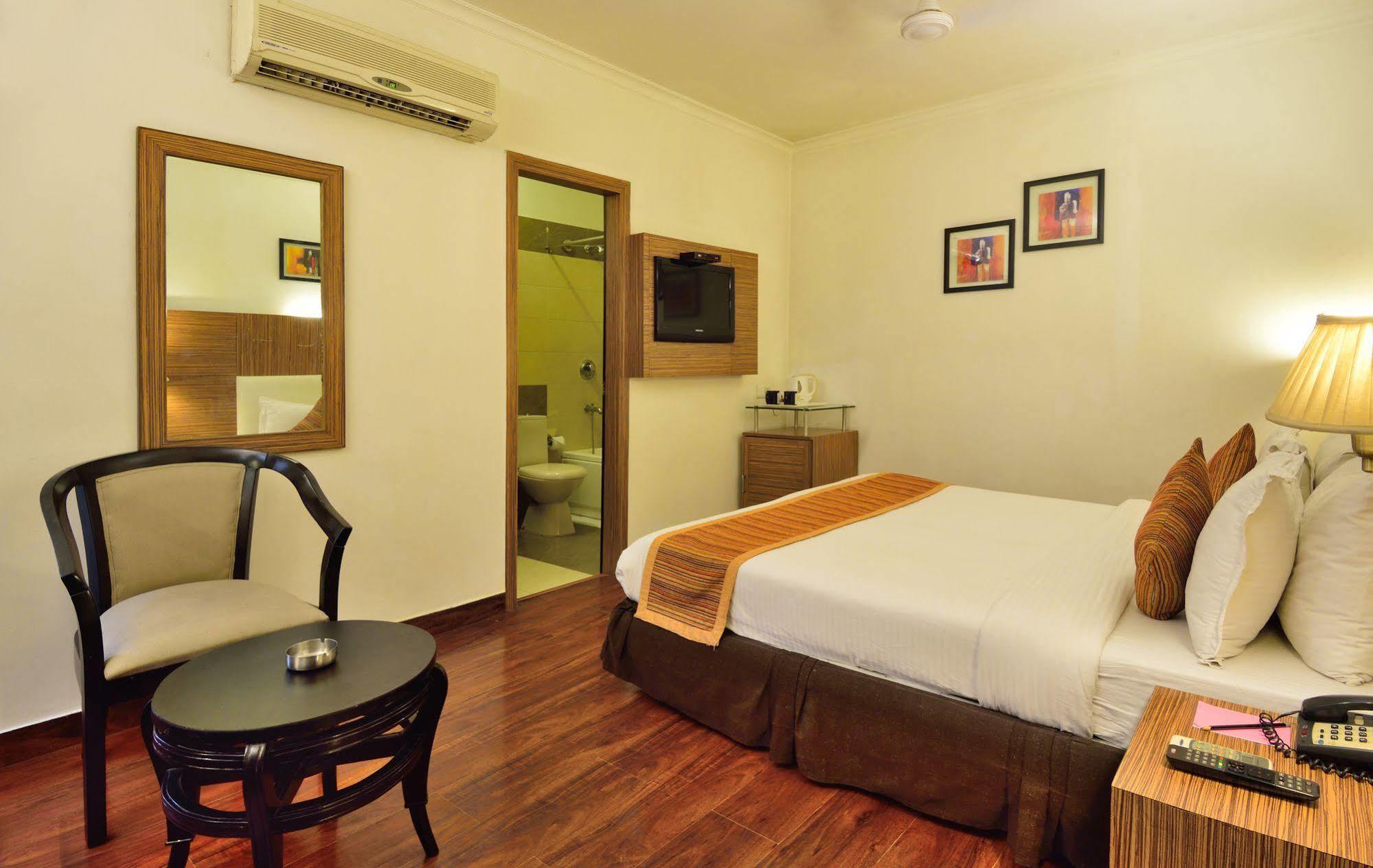 Crossroads Hotel คูร์เคาน์ ภายนอก รูปภาพ