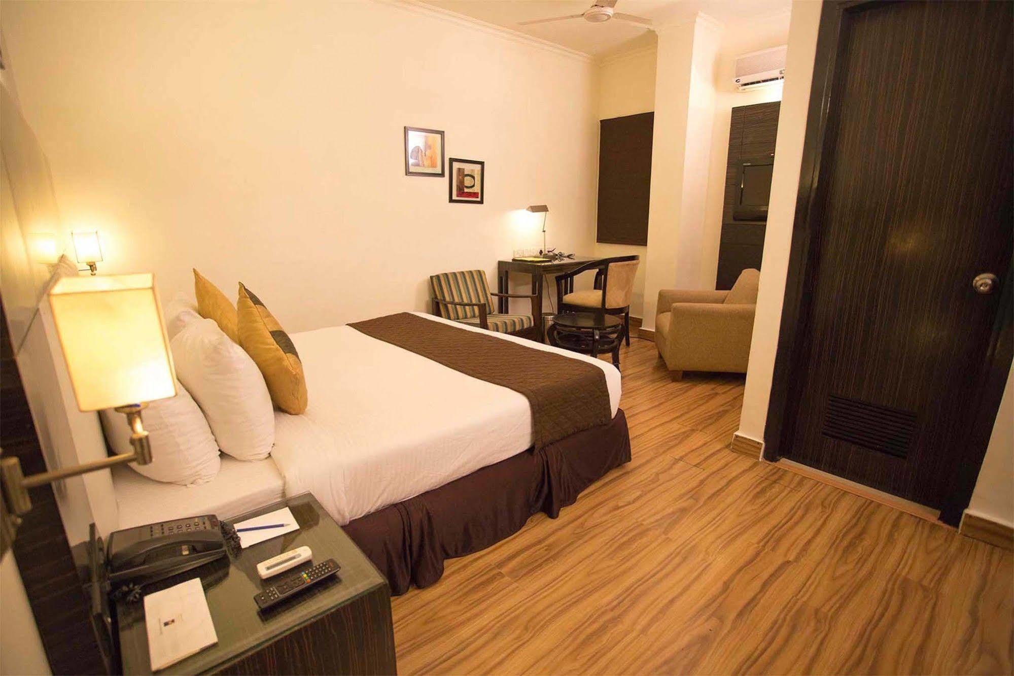 Crossroads Hotel คูร์เคาน์ ภายนอก รูปภาพ